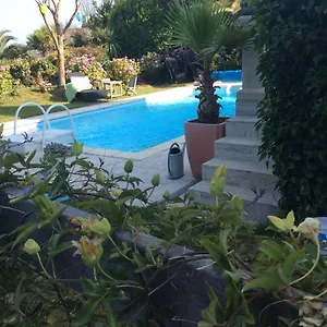 Roulotte De Luxe Vue 180° ,et Un Ha De Verdure Luxuszelt